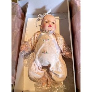 1999 Madame Alexander Spring morning Victoria 29780 18in weighted doll